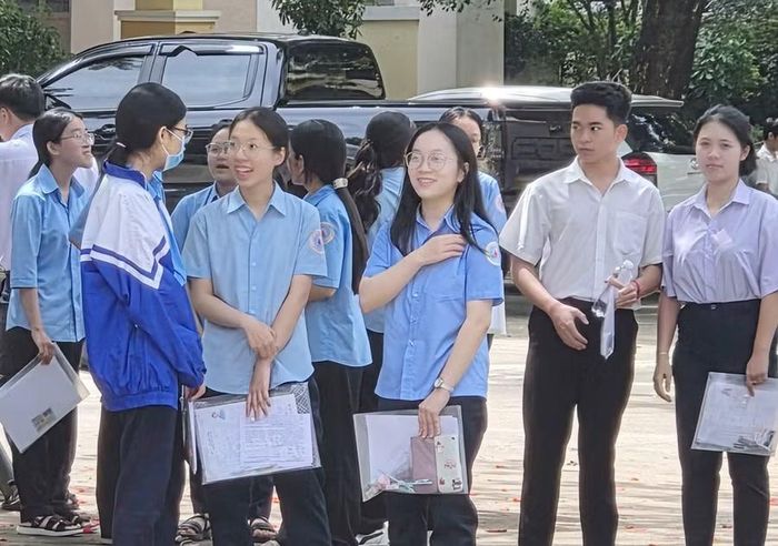  Các thí sinh trao đổi về bài làm môn Ngữ văn sau khi kết thúc giờ thi tại điểm thi Trường THPT chuyên Hùng Vương. Ảnh: Ngọc Sang 