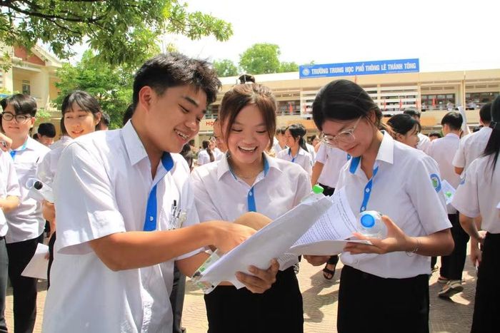  Thí sinh Nguyễn Minh Quân (điểm thi Trường THPT Lê Thánh Tông) cùng bạn bè thảo luận đề thi Ngữ văn. Ảnh: Hoàng Hoài 