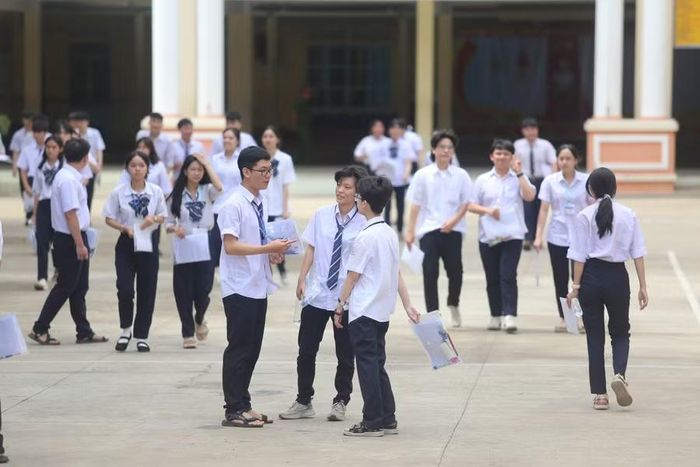  Các thí sinh tại điểm thi Trường THPT Phan Bội Châu (phường Diên Hồng) thoải mái sau môn thi đầu tiên. Ảnh: Văn Ngọc 