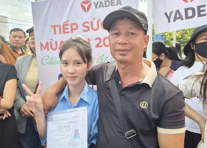  Ông Phạm Văn Bắc (tổ 2, xã Kbang) vui mừng vì con gái hoàn thành tốt bài thi môn Ngữ văn. Ảnh: Ngọc Sang 