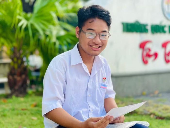  Thí sinh Nguyễn Quang Minh (điểm thi Trường Quốc học Quy Nhơn) cho rằng đề thi có tính thời sự, gắn với thực tiễn đời sống nhưng cũng “chạm” đến cảm xúc của người trẻ. Ảnh: Trần Dung 