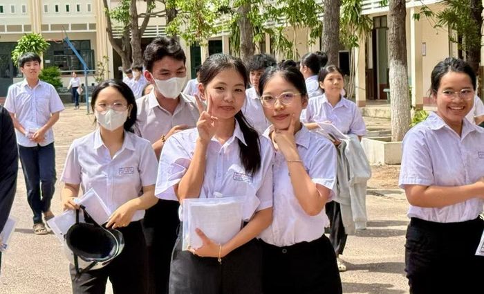  Thí sinh tại điểm thi Trường THPT số 1 Nguyễn Thái Học (phường Quy Nhơn Nam) phấn khởi sau khi kết thúc môn thi đầu tiên. Ảnh: Dương Linh 