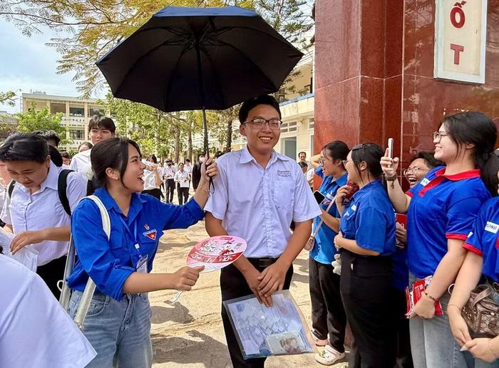  Đội hình tình nguyện viên hỗ trợ thí sinh tại điểm thi Trường THPT số 1 Nguyễn Thái Học. Ảnh: Dương Linh 