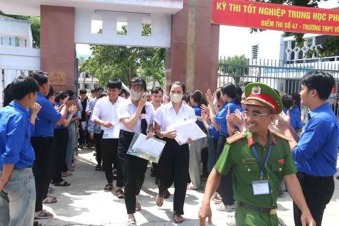  Các thí sinh đầu tiên bước ra khỏi điểm thi Trường THPT Vĩnh Thạnh sau môn thi Ngữ văn. Ảnh: Quang Tấn 