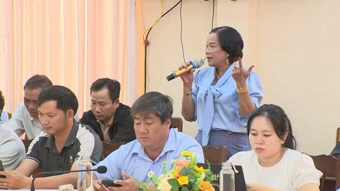 Cử tri xã Phù Mỹ kiến nghị các vấn đề còn tồn tại ở địa phương. Ảnh: Bảo Long 