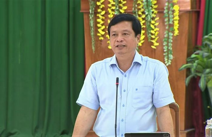  Phó Chủ tịch Thường trực UBND tỉnh Nguyễn Tuấn Thanh ghi nhận ý kiến cử tri và trao đổi, làm rõ một số nội dung cử tri nêu. Ảnh: Bảo Long 