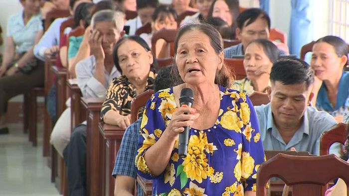  Cử tri xã Phù Mỹ Nam kiến nghị các vấn đề còn tồn tại ở địa phương. Ảnh: Bảo Long 