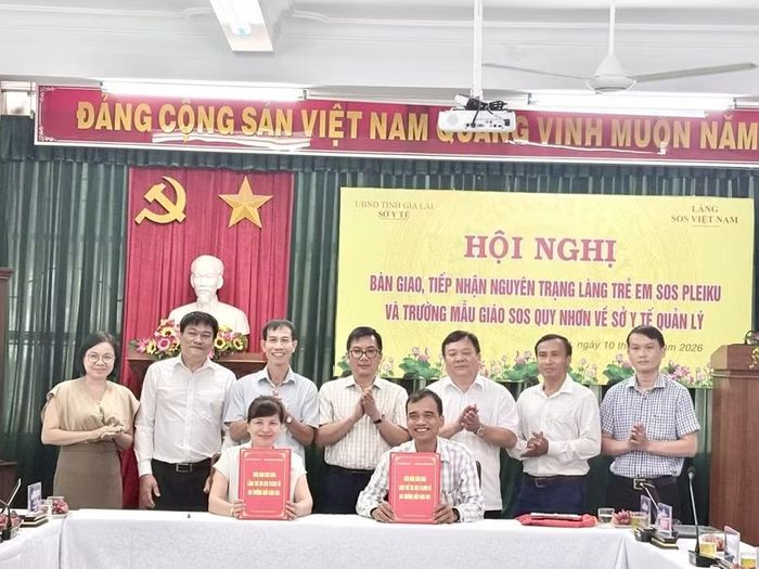 Các đơn vị liên quan ký kết biên bản bàn giao. Ảnh: Thu Phương