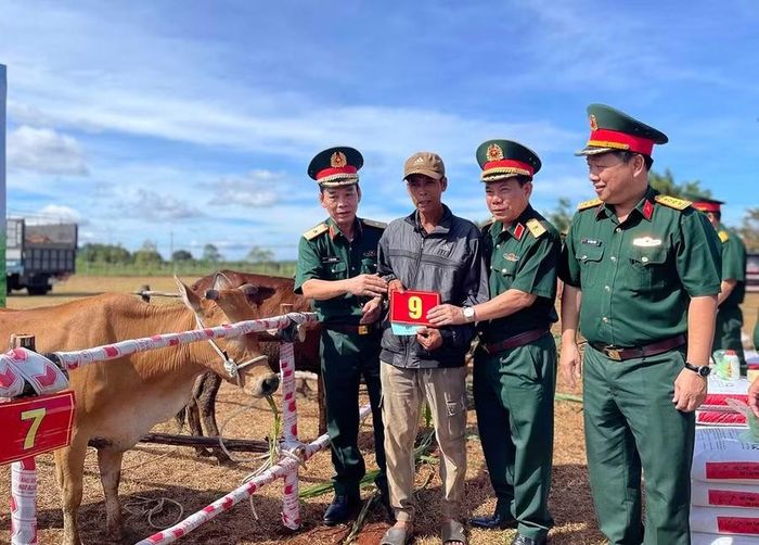  Các đơn vị quân đội hỗ trợ sinh kế, chung tay giúp hộ nghèo, cận nghèo là đồng bào dân tộc thiểu số vươn lên. Ảnh: P.D 