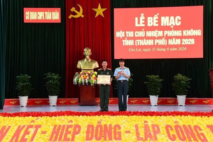Ban Tổ chức tặng bằng khen cho Lữ đoàn 573 hoàn thành xuất sắc nhiệm vụ đăng cai Hội thi. Ảnh: H.P