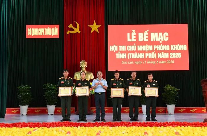 Ban Tổ chức Hội thi khen thưởng các tập thể có thành tích xuất sắc. Ảnh: H.P