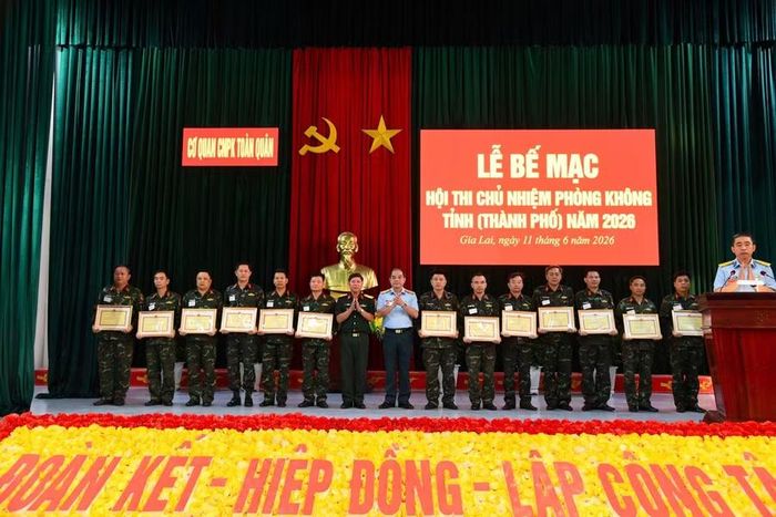 Trung tá Trần Văn Lực - Chủ nhiệm Phòng không Bộ CHQS tỉnh Gia Lai (hàng nhận khen thưởng, thứ 4 từ phải qua) xuất sắc đạt giải nhì Hội thi. Ảnh: H.P