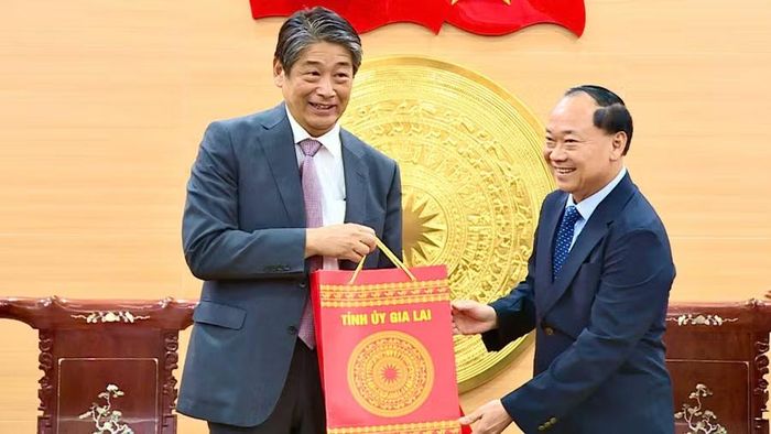  Bí thư Tỉnh ủy Thái Đại Ngọc tặng quà cho ngài Ito Naoki - Đại sứ Đặc mệnh toàn quyền Nhật Bản tại Việt Nam. Ảnh: Minh Hoàng 