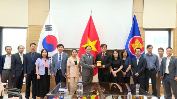  Đoàn công tác tỉnh Gia Lai chụp hình lưu niệm với Đại sứ quán Việt Nam tại Hàn Quốc. Ảnh: Đức Hải 