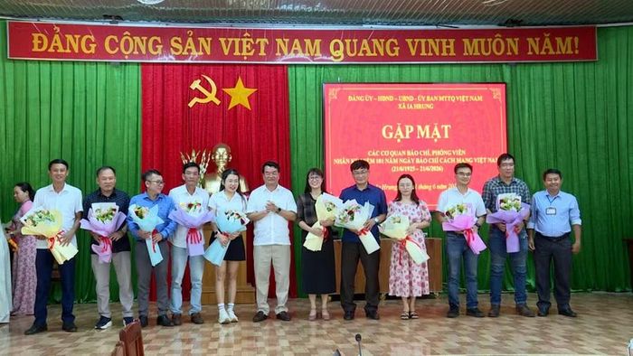  Lãnh đạo xã Ia Hrung tặng hoa chúc mừng các cơ quan báo chí, nhà báo, phóng viên. Ảnh: Huy Toàn 