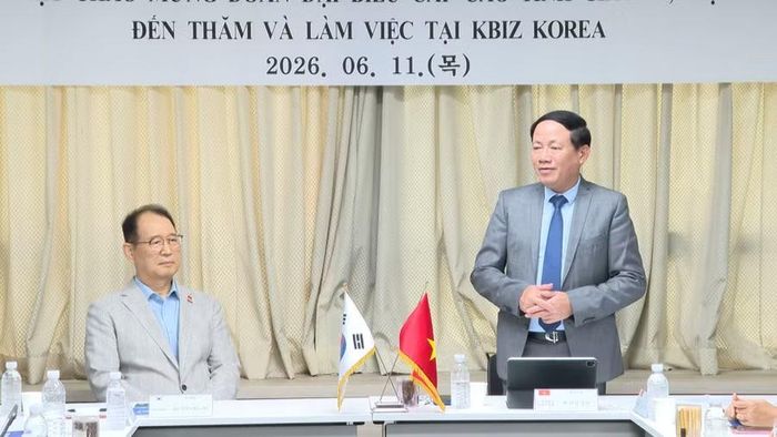 Chủ tịch UBND tỉnh Phạm Anh Tuấn phát biểu tại buổi làm việc với Hiệp hội Doanh nghiệp vừa và nhỏ Hàn Quốc. Ảnh: Đức Hải