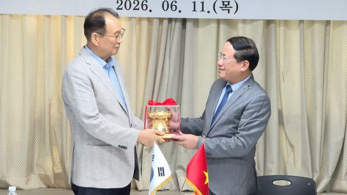 Chủ tịch UBND tỉnh Gia Lai Phạm Anh Tuấn (bên phải) tặng quà lưu niệm cho Hiệp hội Doanh nghiệp vừa và nhỏ Hàn Quốc. Ảnh: Đức Hải