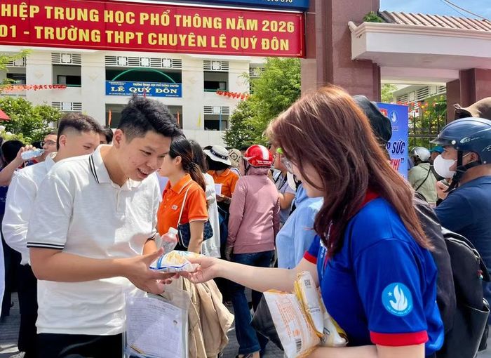  Những phần bánh, nước được các tình nguyện viên chuẩn bị chu đáo nhằm động viên tinh thần thí sinh sau khi hoàn thành bài thi. Ảnh: Huỳnh Vỹ 