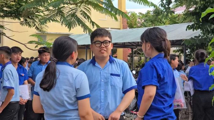  Em Nguyễn Hoàng Gia Bảo (điểm thi Trường THPT Trần Quốc Tuấn, xã Phú Thiện) cảm thấy thoải mái sau bài thi Toán và ngày thi đầu tiên. Ảnh: Hoàng Hoài 