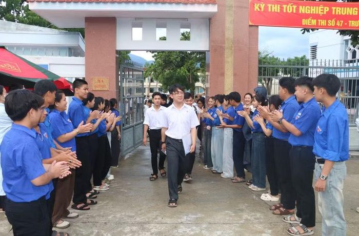  Thanh niên tình nguyện xã Vĩnh Thạnh cổ vũ thí sinh sau khi kết thúc môn Toán. Ảnh: Quang Tấn 