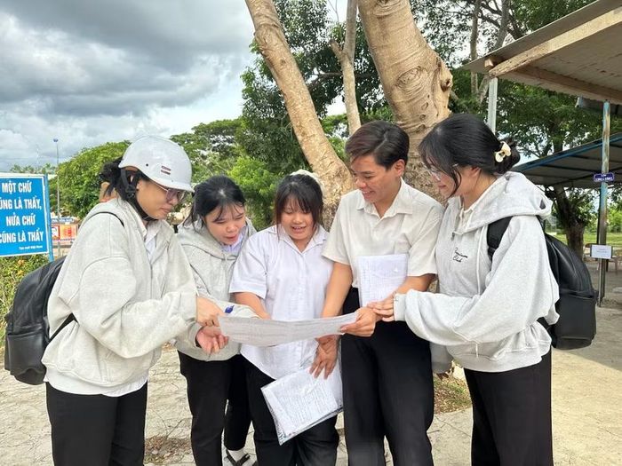  Sau giờ thi môn Toán, các thí sinh tranh thủ trao đổi về đề thi tại điểm thi Trường THPT Hà Huy Tập. Ảnh: Minh Chí 