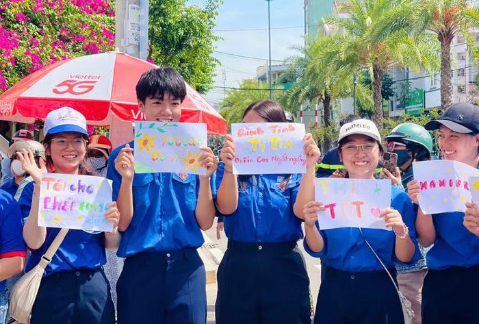  Đội hình tình nguyện và những lời cổ vũ, động viên dễ thương, vui nhộn dành cho các sĩ tử tại điểm thi Trường Quốc học Quy Nhơn. Ảnh: Trần Dung 