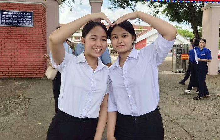  Thí sinh điểm thi Trường THPT Pleiku vui vẻ khi hoàn thành tốt 2 môn Ngữ văn và Toán. Ảnh: Ngọc Sang 