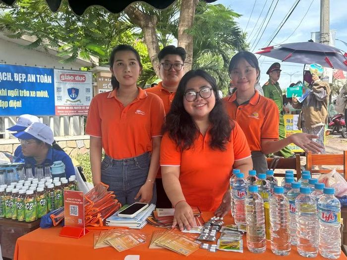  Đội tình nguyện viên Trường ĐH FPT tiếp sức mùa thi tại điểm thi Trường THPT Hùng Vương. Ảnh: Thảo Khuy 