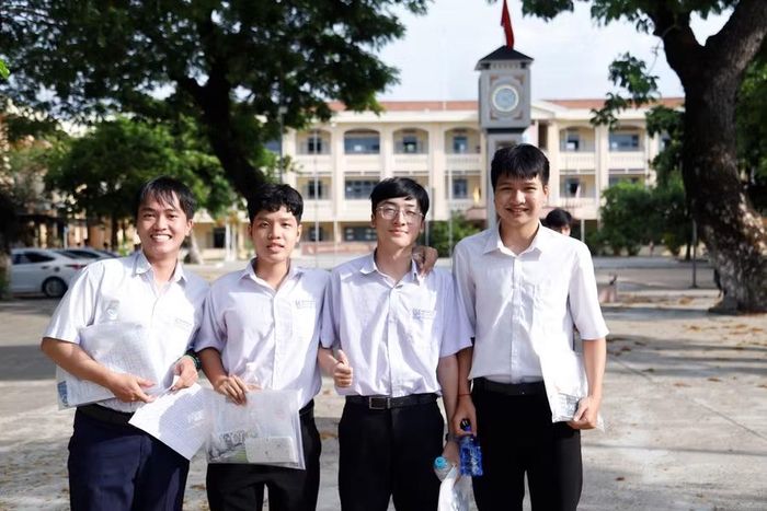  Các thí sinh ở điểm thi Trường THPT số 1 An Nhơn phấn khởi sau khi hoàn thành bài thi môn Toán. Ảnh: Hồng Phúc 