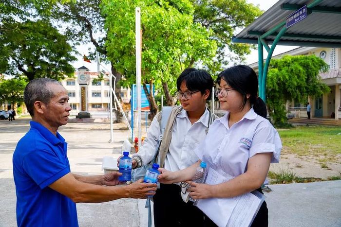 Được đồng hành, hỗ trợ các em trong kỳ thi tốt nghiệp là niềm vui của anh Đặng Hồng Hà (áo xanh). Ảnh: Hồng Phúc 