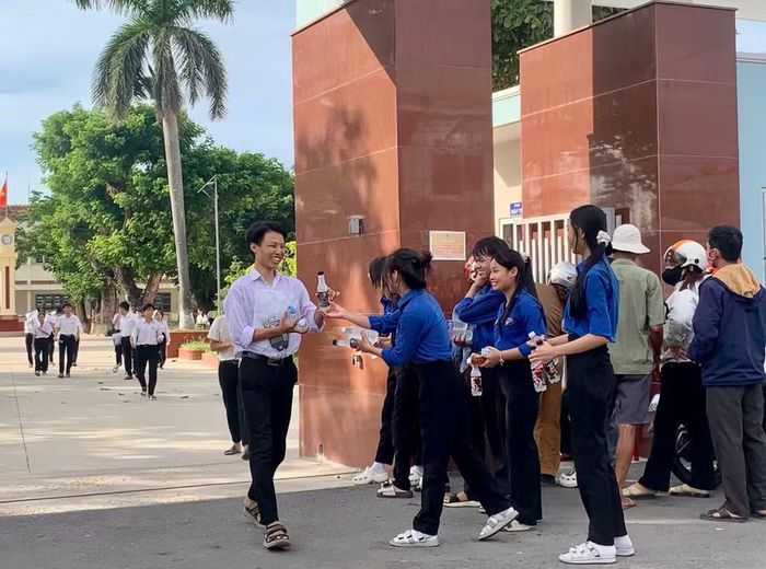  Sau bài thi môn Toán, nhiều sĩ tử ở điểm thi Trường THPT số 2 Tuy Phước ra về với nụ cười tươi Ảnh: Thảo Khuy 