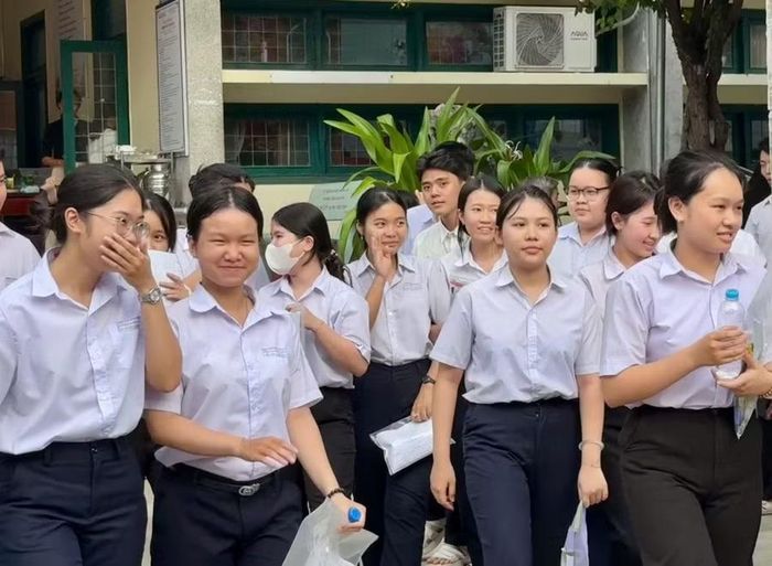  Các thí sinh tại điểm thi Trường THPT số 1 Trần Cao Vân (phường Quy Nhơn) tự tin với đề thi Toán năm nay. Ảnh: Dương Linh 