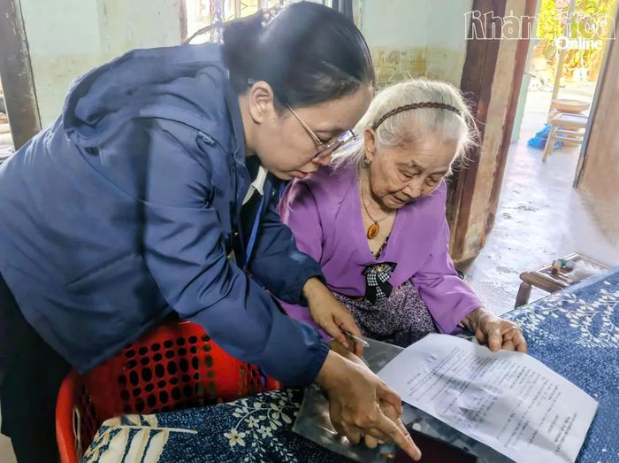 Cán bộ Trung tâm Phục vụ hành chính công xã Diên Điền hỗ trợ làm thủ tục hành chính tại nhà dân.