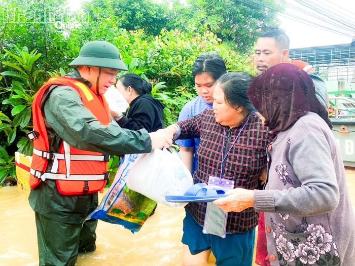 Đồng chí Hồ Xuân Trường vào tâm lũ chỉ đạo công tác cứu hộ, cứu nạn, trao hỗ trợ nhu yếu phẩm cho người dân trong đợt mưa lũ lịch sử tháng 11-2025.