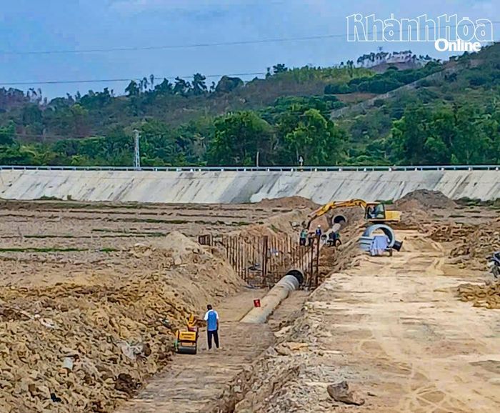 Thi công đường ống đoạn qua xã Diên Thọ.