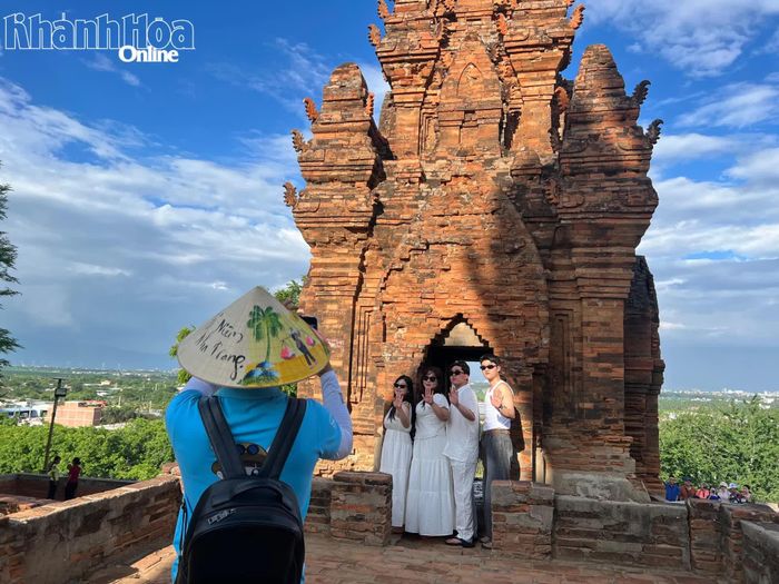 Khách Hàn Quốc tham quan Di tích quốc gia đặc biệt Tháp Pô Klong Garai.