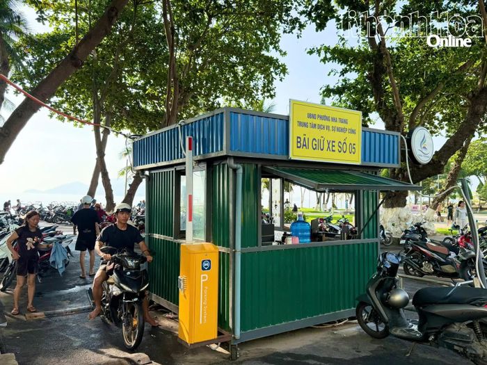 Bãi giữ xe máy và xe đạp dọc công viên đường Trần Phú chủ yếu phục vụ người dân đi tắm biển.