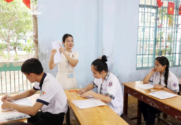 Giám thị tại điểm thi Trường THPT Tháp Chàm hướng dẫn thí sinh ghi thông tin vào tờ giấy thi.