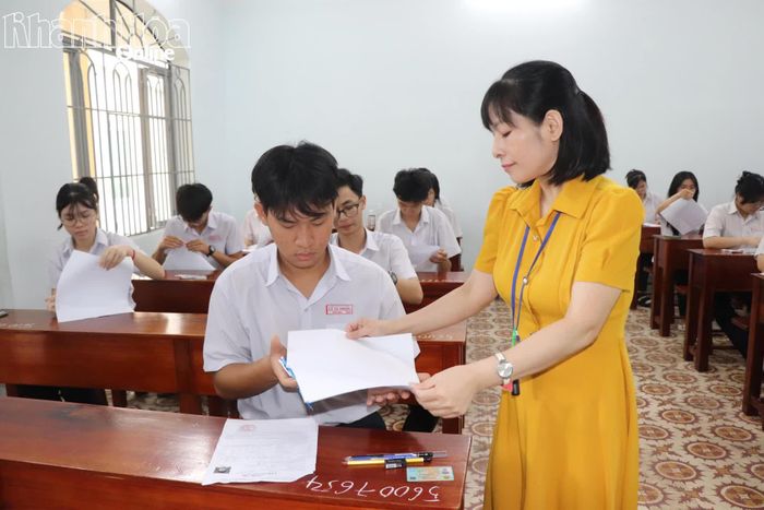 Phát giấy thi cho thí sinh tại điểm thi Trường THPT Nguyễn Thiện Thuật. 