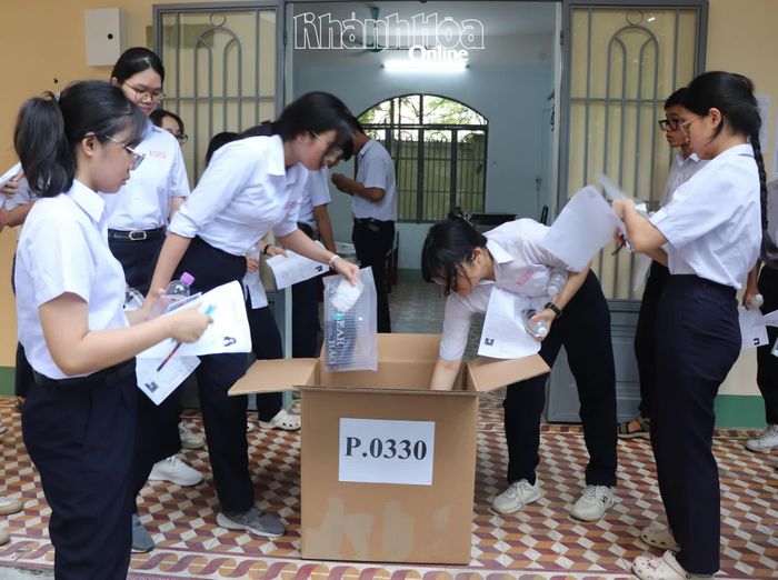 Thí sinh tại điểm thi Trường THPT Nguyễn Thiện Thuật cất dụng cụ vào thùng đựng đồ theo quy định.