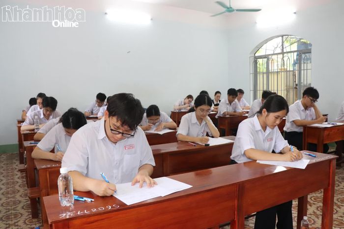 Thí sinh điền thông tin cá nhân vào giấy thi tại điểm thi Trường THPT Nguyễn Thiện Thuật. 