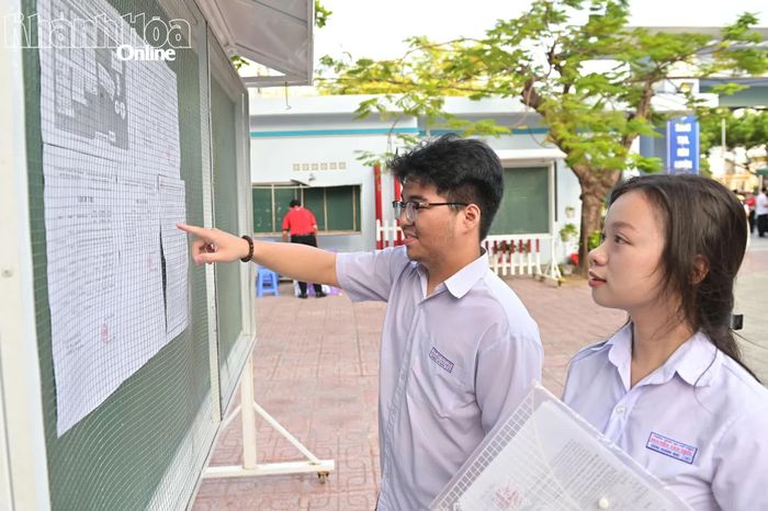 Thí sinh kiểm tra thông tin phòng thi của mình tại điểm thi Trường THCS Thái Nguyên.