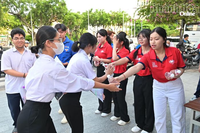Tiếp sức cho các sĩ tử.
