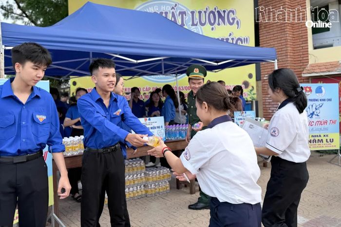 Đoàn viên, thanh niên tiếp sức mùa thi tại điểm thi Trường THPT Ninh Hải (phường Ninh Chử).