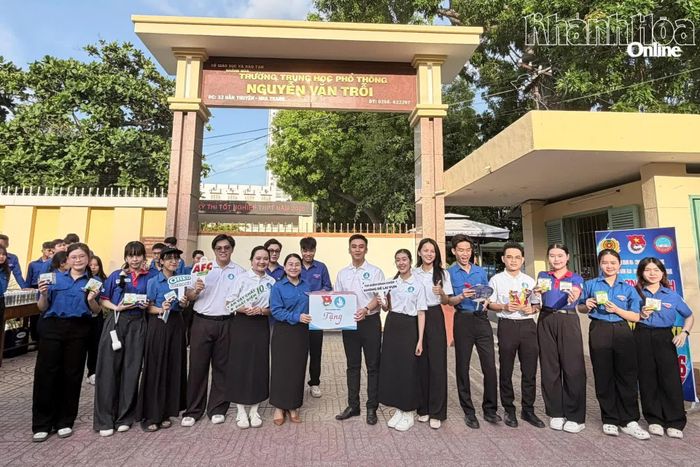 Lãnh đạo Tỉnh đoàn - Hội Sinh viên Việt Nam tỉnh thăm, động viên đội tình nguyện tại Trường THPT Nguyễn Văn Trỗi (phường Nha Trang).