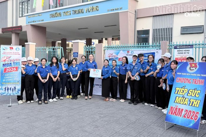 Lãnh đạo Tỉnh đoàn - Hội Sinh viên Việt Nam tỉnh thăm, động viên đội tình nguyện tại Trường THCS Trưng Vương (phường Nha Trang).