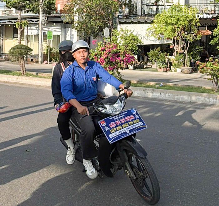 Tình nguyện viên phường Ninh Chử hỗ trợ đưa thí sinh đến điểm thi.