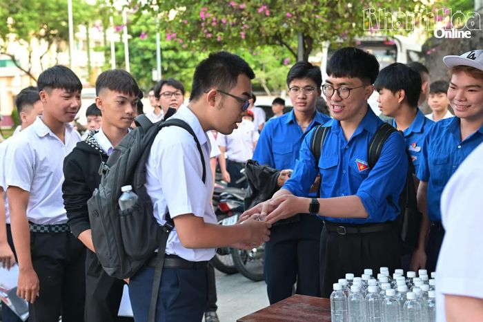 Đội hình tình nguyện tiếp sức mùa thi tại điểm thi Trường THCS Thái Nguyên (phường Nha Trang).