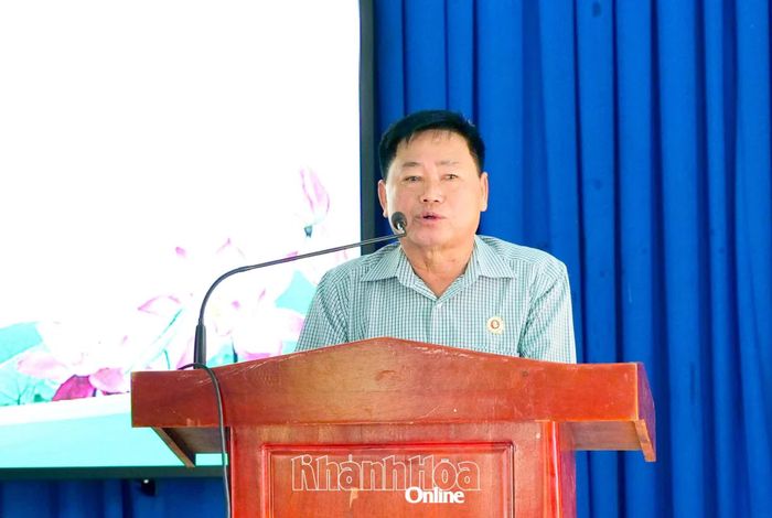 Đại biểu HĐND tỉnh thông tin đến cử tri các nội dung chính của buổi tiếp xúc.