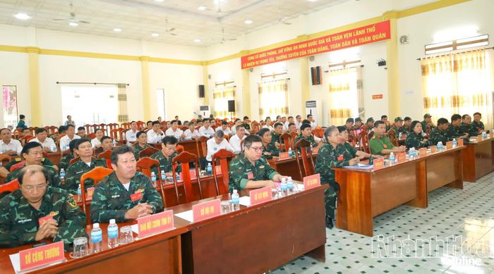 Các đại biểu dự khai mạc và theo dõi diễn tập.